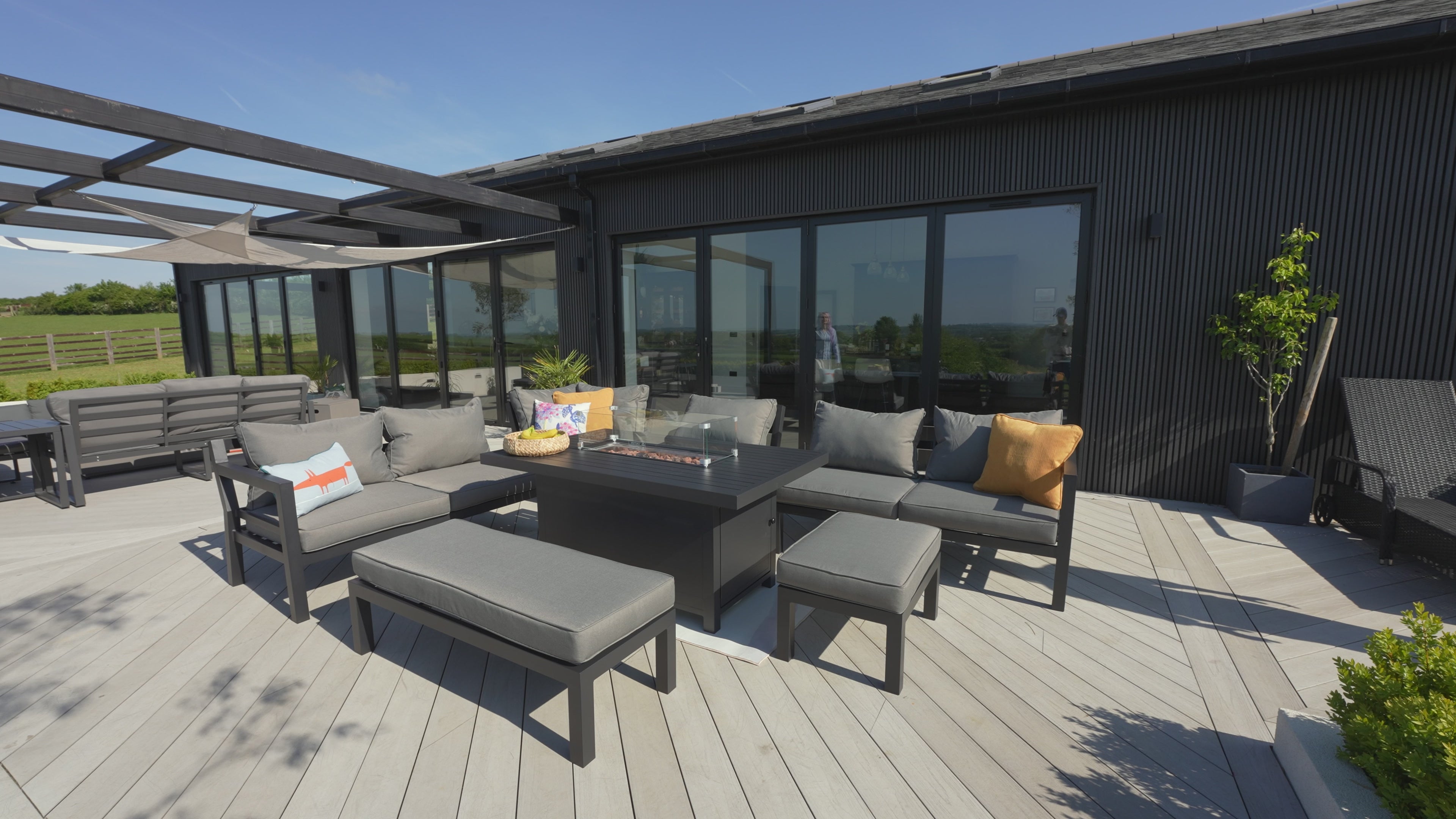 Load video: Berlin 9 seater fire pit Set